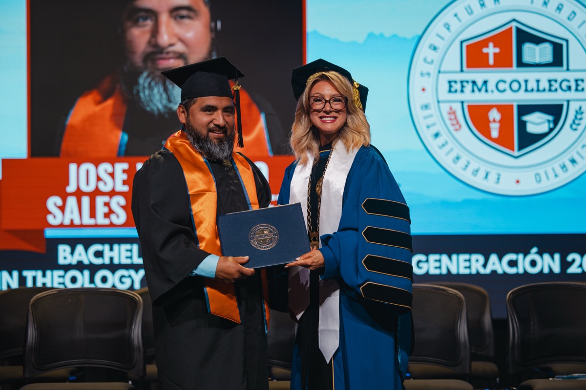 Graduado celebrando un logro académico junto a una representante de Life Pacific University