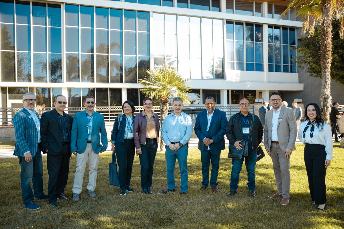 Líderes y socios de Life Pacific University reunidos en el campus de San Dimas