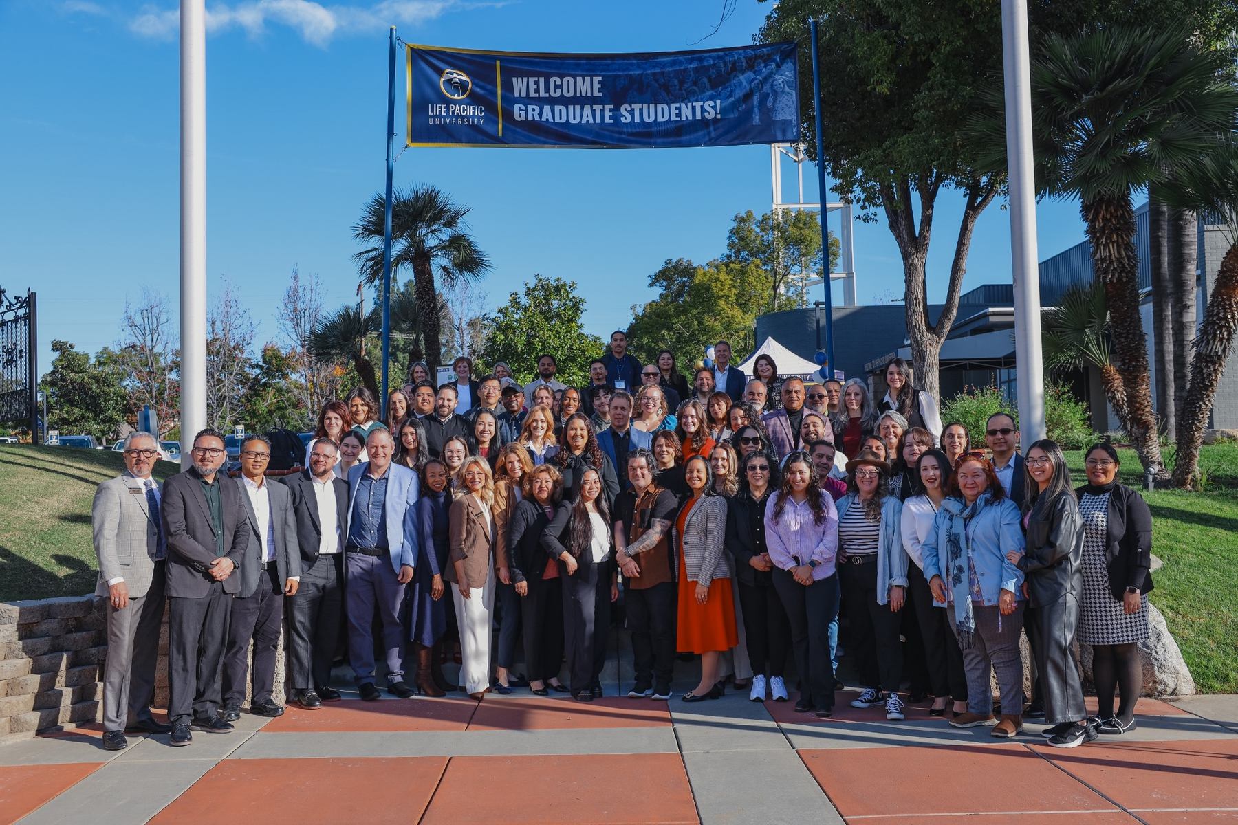 Estudiantes de los Programas Hispanos de Life Pacific University reunidos en el campus de San Dimas